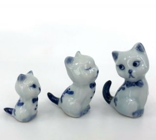Figurine Cat x 3 Ceramic Blue and White Floral Backs Sitting 1.  5in Vtg 3