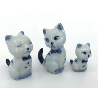 Figurine Cat x 3 Ceramic Blue and White Floral Backs Sitting 1.  5in Vtg 4