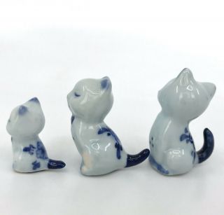 Figurine Cat x 3 Ceramic Blue and White Floral Backs Sitting 1.  5in Vtg 5