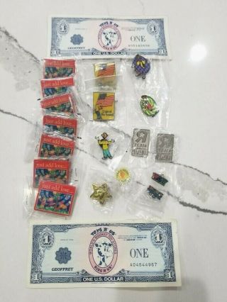 18 Toys R Us Employee Pins 2 Geoffrey Cash Dollars $1 Bundle Vintage Rare Money
