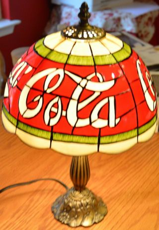 16 Inch Tiffany Style Coca - Cola Stained Glass Plastic Table Lamp 2002 B199574