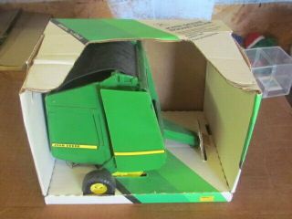 John Deere Round Baler With Bale 1/16th With Box