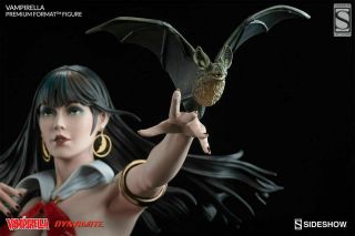 Sideshow Collectibles Vampirella Premium Format Exclusive With Art Print