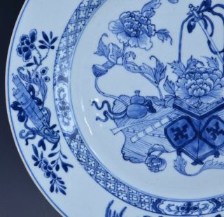 LARGE 18THC CHINESE QIANLONG BLUE & WHITE PRECIOUS OBJECTS CHARGER PLATE 3
