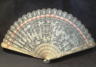Exceptional Chinese Canton Brise Fan Late 18th 19th C Qing Dynasty 十八世紀 象牙鏤雕扇