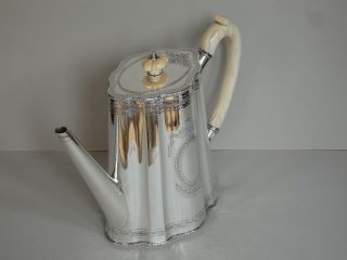 MAGNIFICENT VICTORIAN STERLING SILVER COFFEE POT - LONDON 1871 - 728g 4