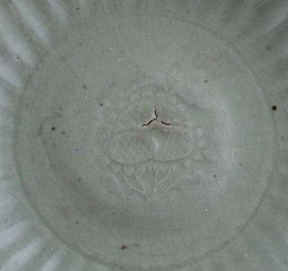 RARE 14/15THC CHINESE MING DYNASTY LONGQUAN CELADON GLAZED CARVED LOTUS PLATE 2