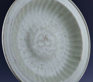 RARE 14/15THC CHINESE MING DYNASTY LONGQUAN CELADON GLAZED CARVED LOTUS PLATE 4