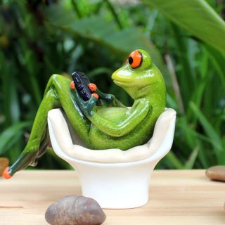 Novelty Frog Figurines - - " Frog On The Toilet Playing " Cute Resin Sculpture 029