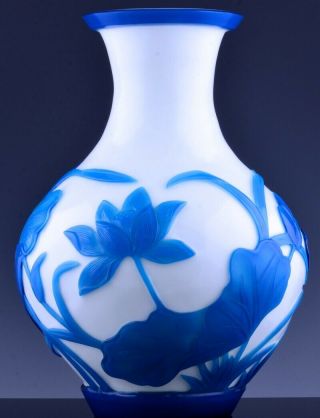 VERY FINE c1900 CHINESE WHEEL CARVED CAMEO GLASS SKY BLUE WHITE GLASS LOTUS VASE 2