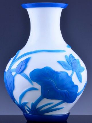 VERY FINE c1900 CHINESE WHEEL CARVED CAMEO GLASS SKY BLUE WHITE GLASS LOTUS VASE 3