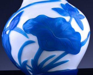VERY FINE c1900 CHINESE WHEEL CARVED CAMEO GLASS SKY BLUE WHITE GLASS LOTUS VASE 5