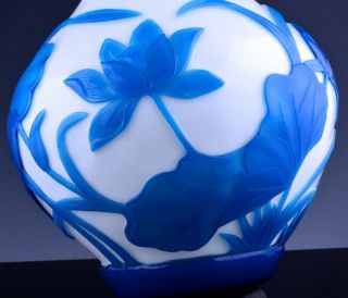 VERY FINE c1900 CHINESE WHEEL CARVED CAMEO GLASS SKY BLUE WHITE GLASS LOTUS VASE 7