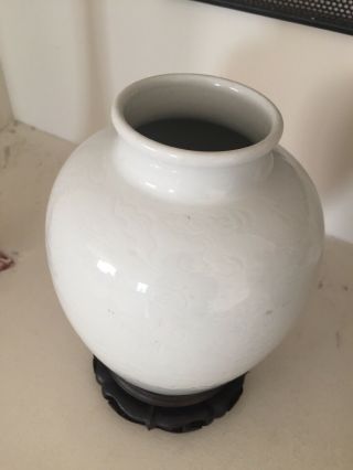 Vintage White Ornamental Chinese Porcelain Urn Jar With Hand Carved Wind Pattern 4