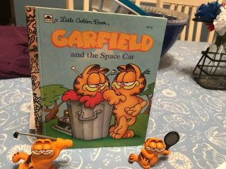 Vintage 1988 Garfield And The Space Cat Golden Book And 2 Garfield Figures.