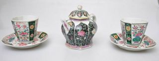 Chinese famille noire teapot with two cups and saucers,  Yongzheng,  1722 - 1735 2
