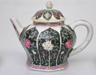 Chinese famille noire teapot with two cups and saucers,  Yongzheng,  1722 - 1735 3