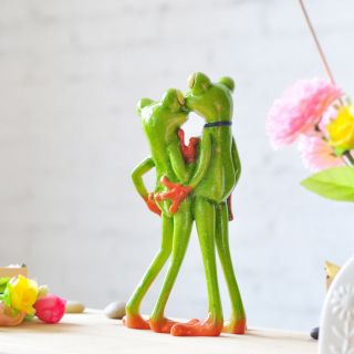 Cartoon Frog Lover Sculpture Gifts Animal Resin Craft Home Decor Figurines B