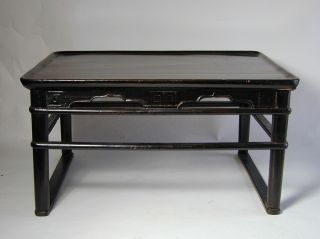 A FINE ANTIQUE JOSEON PERIOD 18TH - 19TH CENTURY KOREAN LACQUERED WOOD LOW TABLE 11