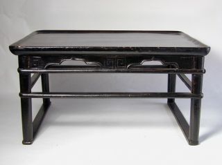 A FINE ANTIQUE JOSEON PERIOD 18TH - 19TH CENTURY KOREAN LACQUERED WOOD LOW TABLE 3