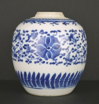 AN 18TH CENTURY CHINESE SMALL PORCELAIN BLUE & WHITE JAR 4