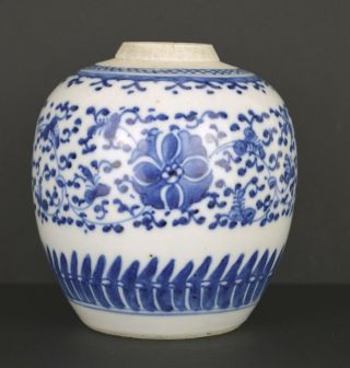 AN 18TH CENTURY CHINESE SMALL PORCELAIN BLUE & WHITE JAR 5
