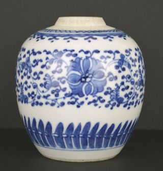 AN 18TH CENTURY CHINESE SMALL PORCELAIN BLUE & WHITE JAR 6