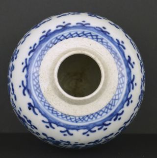 AN 18TH CENTURY CHINESE SMALL PORCELAIN BLUE & WHITE JAR 7