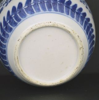 AN 18TH CENTURY CHINESE SMALL PORCELAIN BLUE & WHITE JAR 8