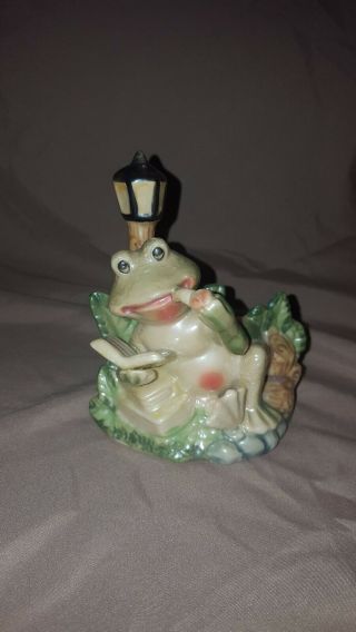 Ceramic Frog Reading A Book And Smoking Pipe While Sitting Under A Lamp Post Vnt