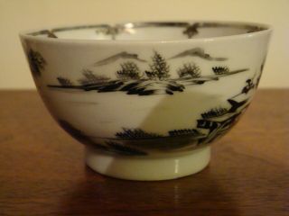 A LARGE 18TH CENTURY CHINESE TEA BOWL PAINTED WITH FIGURES IN A LANDSCAPE 3