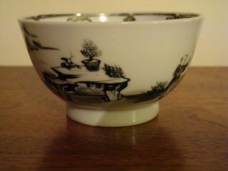 A LARGE 18TH CENTURY CHINESE TEA BOWL PAINTED WITH FIGURES IN A LANDSCAPE 5