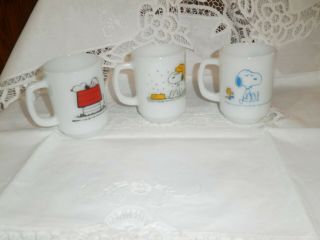 VINTAGE SET OF 3 SNOOPY MILK GLASS CUP/MUGS.  FIRE KING.  ANCHOR HOCKING - 2