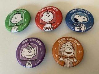 Sdcc 2019 - Peanuts 5 Buttons Pins Set Snoopy Charlie Brown Gang Exclusives