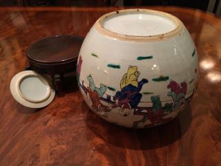 An Chinese Antique Famille Rose Porcelain Jar with Wooden Stand. 3
