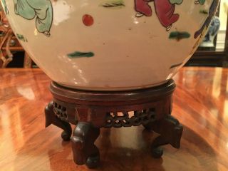 An Chinese Antique Famille Rose Porcelain Jar with Wooden Stand. 7