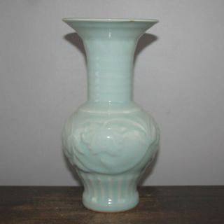 Chinese Old Longquan Kiln Celadon Glaze Carved Flowers Pattern Porcelain Vase