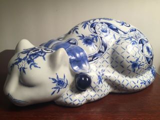 Vtg Porcelain Sleeping Cat Figurine - Blue And White Floral Design Made In China