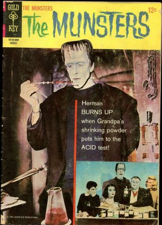 The Munsters 1966 Horror - Humor Comic 8 Photo Cvrs Fred Gwynne,  Yvonne De Carlo
