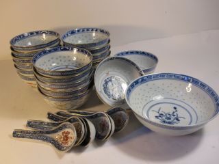 A Set Of 19 Chinese Porcelain Bowl Rice Pattern Blue And Withe Vase
