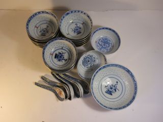 A set of 19 Chinese porcelain bowl rice pattern blue and withe vase 2