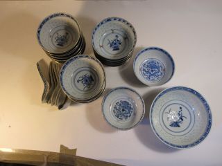 A set of 19 Chinese porcelain bowl rice pattern blue and withe vase 7