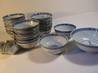 A set of 19 Chinese porcelain bowl rice pattern blue and withe vase 8