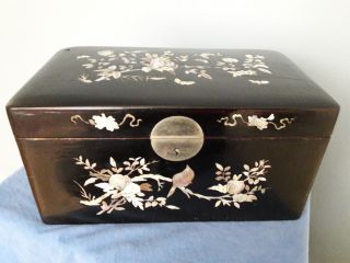 BIG SIZE CHINESE MOTHER OF PEARL INLAID LACQUER WOOD BOX.  CHINA. 3