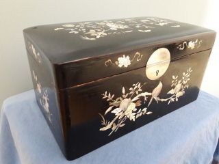BIG SIZE CHINESE MOTHER OF PEARL INLAID LACQUER WOOD BOX.  CHINA. 8