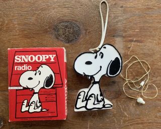 Vtg 70s Peanuts Snoopy Transistor Radio W/ Box