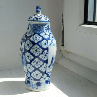 A fine Chinese antique porcelain blue and white baluster lidded vase 2