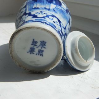 A fine Chinese antique porcelain blue and white baluster lidded vase 6