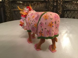 EARLY COW PARADE RESIN FIGURINE 9129 WESTLAND COW PARADE 2000 CURLERS,  ROBE 3