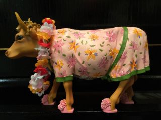 EARLY COW PARADE RESIN FIGURINE 9129 WESTLAND COW PARADE 2000 CURLERS,  ROBE 5